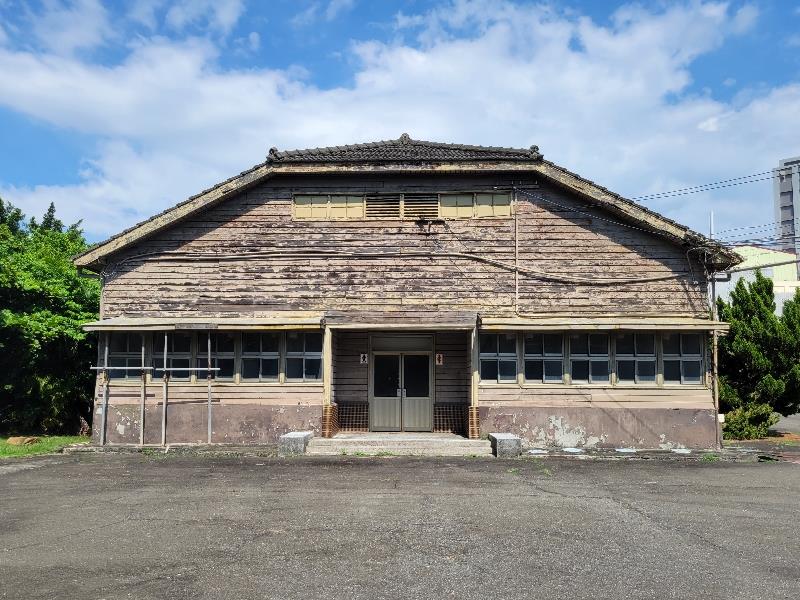 大禮堂半切妻室屋頂(台中市文化資產處提供)